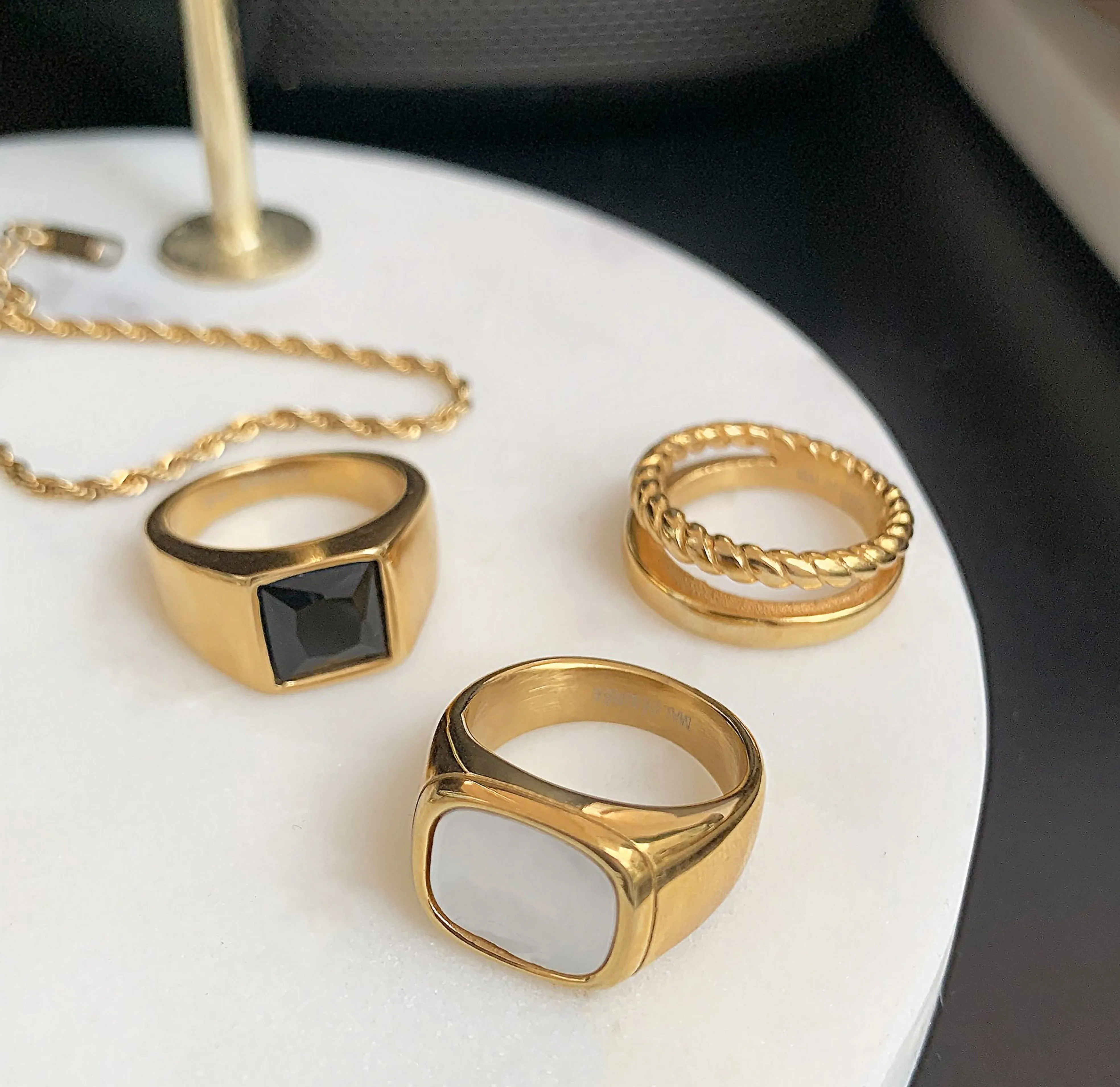 CHICAGO GOLD BLACK ONYX SIGNET RING
