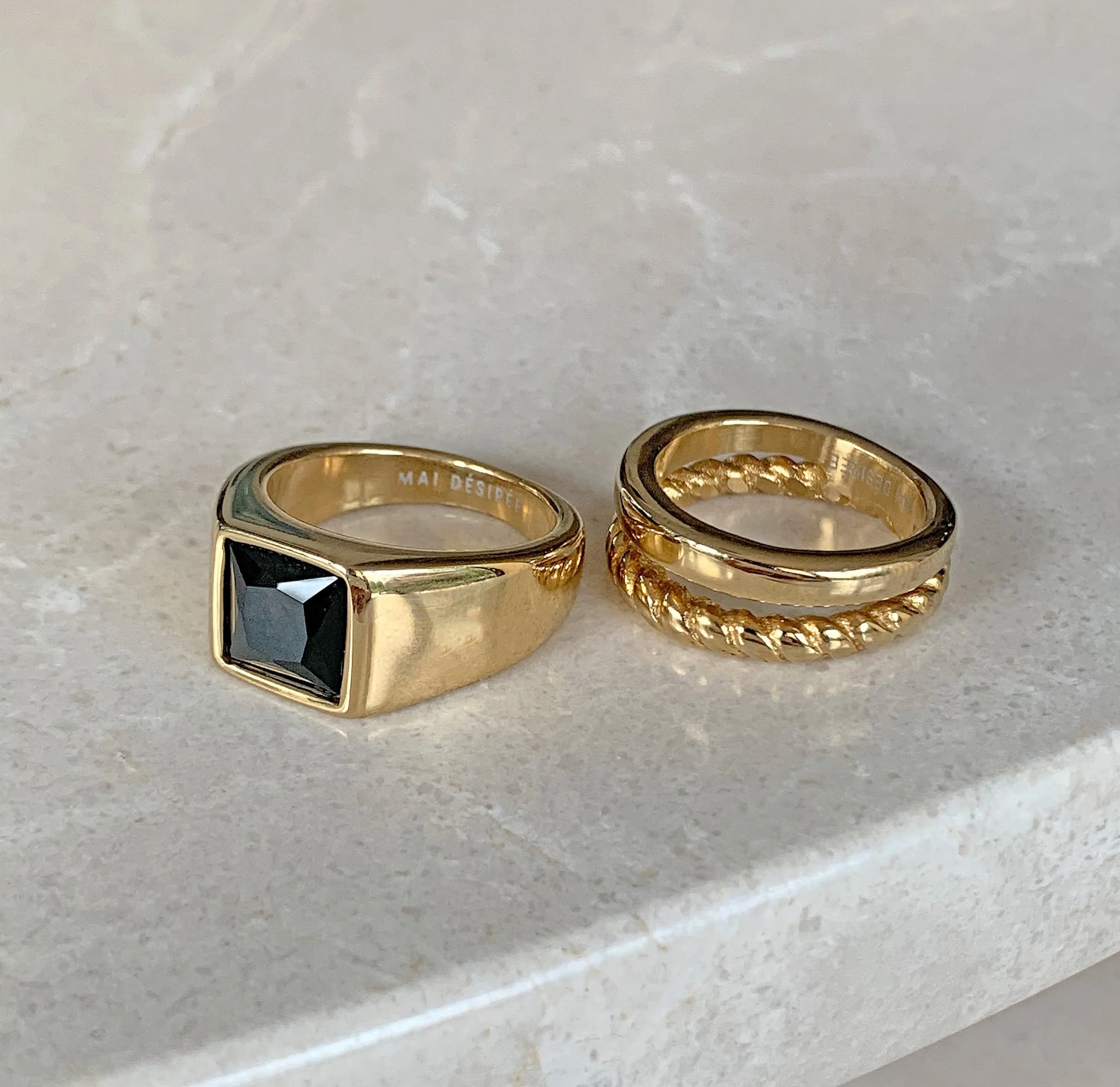 CHICAGO GOLD BLACK ONYX SIGNET RING