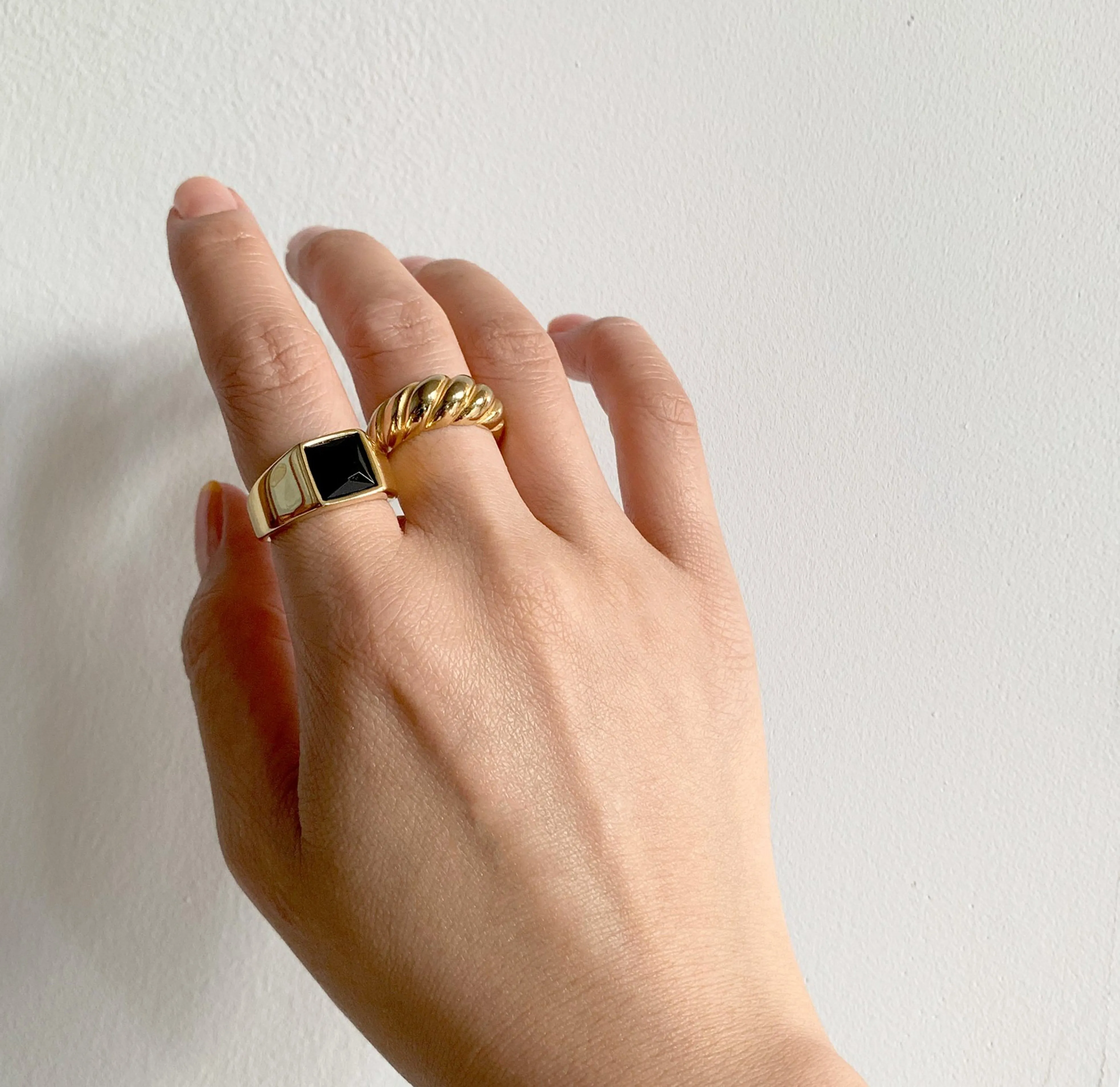CHICAGO GOLD BLACK ONYX SIGNET RING