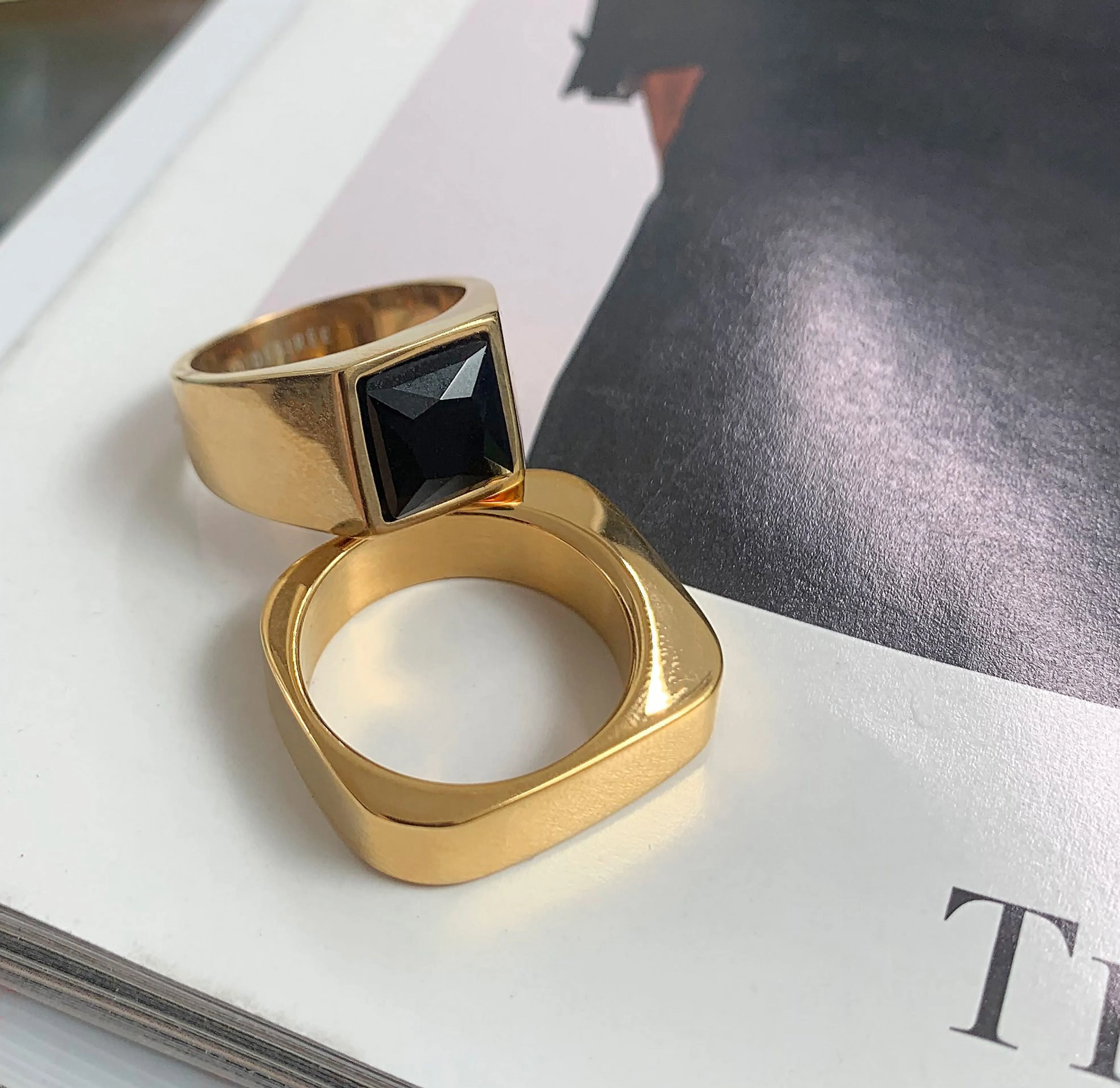 CHICAGO GOLD BLACK ONYX SIGNET RING